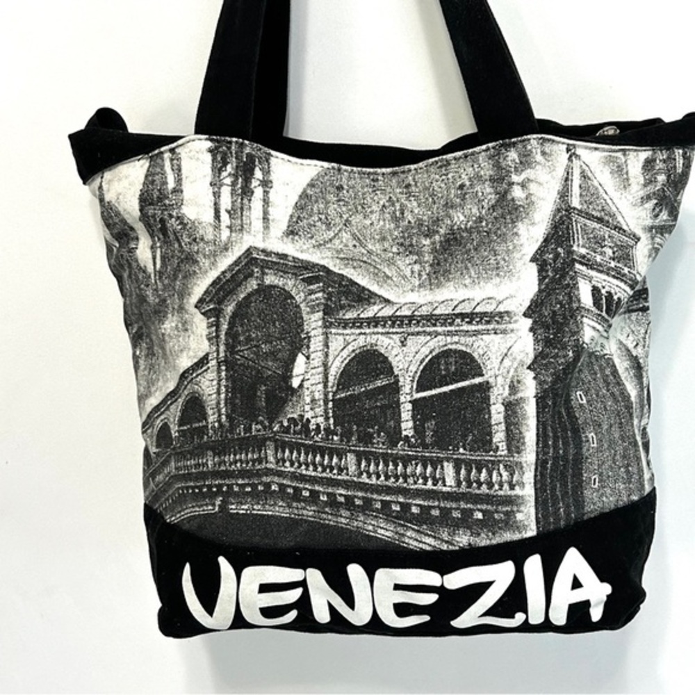 ROBIN RUTH “Venezia” Zippered Canvas Tote